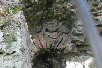 Úzká schodišťová chodbička vedoucí do prvního patra (© Dušan Dohňanský 07/2015)