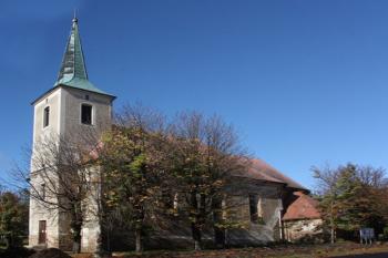 Kostel od jihovýchodu, v pozadí kaple na Mědníku (© Ivan Grisa 10/2011)