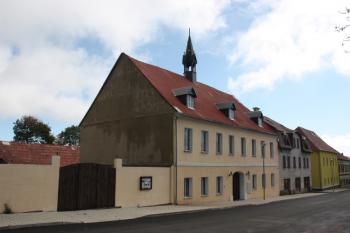 Hlavní (západní) průčelí ( © Ivan Grisa 10/2011)