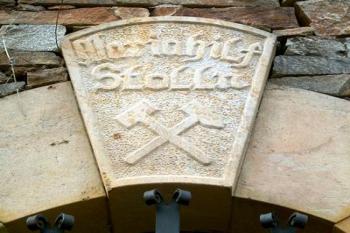 znak nad vchodem do štoly (2003 ©Václav Hodek)