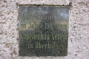 Pamětní deska stavby kostela na severovýchodním nároží lodi ( © Ivan Grisa 10/2011)