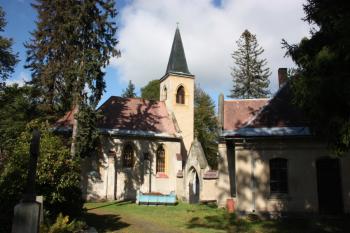 Kaple a jižní hrobnický domek ( © Ivan Grisa 10/2011)