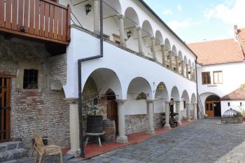 Dvorní trakt s arkádami (© Zdeňka Míchalová, 10/2011)