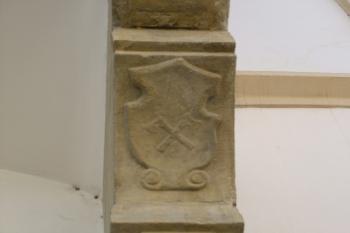 detail krakorce - štítek se zkříženými sekyrkami (© Zdeňka Míchalová, 10/2011)