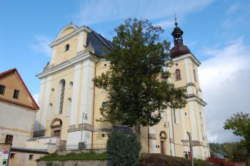 kostel od JZ (© Rodochrozit, 10/2011)