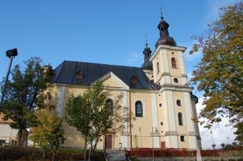 kostel od náměstí (© Rodochrozit, 10/2011)