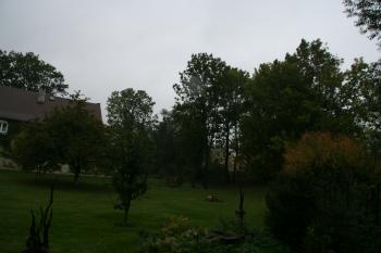 Příkop tvrze s budovou ( © Petr Nožička 10/2011)