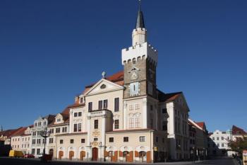 Radnice z jihovýchodního koutu náměstí (© Ivan Grisa 10/2011)