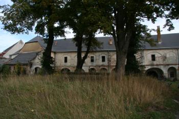 Nádvoří zámecké budovy ( © Petr Nožička 10/2012)