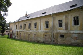 dolní zámek  - pohled od náměstí (08/2014)