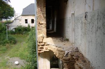 dolní zámek  - zborcená část fasády podél nádvoří (08/2014)