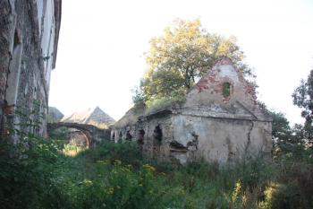 Hospodářská budova za horním zámkem ( © Ivan Grisa 08/2009)