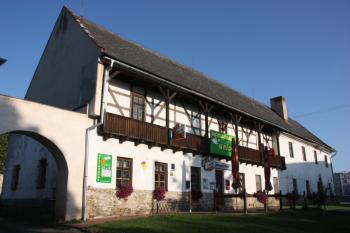 Hospodářská budova před horním zámkem ( © Ivan Grisa 08/2009)