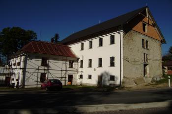 celkový pohled na objekt čp.2 (© jiri  doležal, 10/2011)