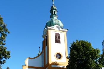 západní průčelí s hranolovou věží (© Jaroslav Valečka, 10/2011)