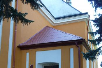 sakristie v koutě mezi lodí a presbytářem (© Jaroslav Valečka, 10/2011)