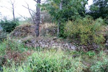 zbytky zdiva - v popředí obvodové hradby, v pozadí obytné věže ( © Pavel Zany Komárek 25/9/2004)