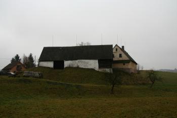 Pohled na tvrziště ( © Petr Nožička 11/2012)