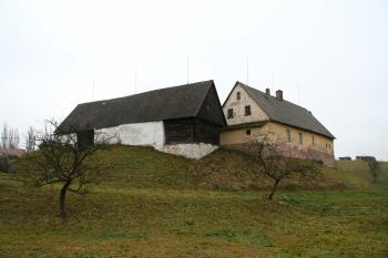 Pohled na tvrziště ( © Petr Nožička 11/2012)