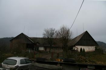 Pohled na tvrziště od silnice (© Petr Nožička 11/2012)