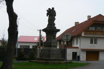 Vlevo Jan Nepomucký a vpravo Antonín Paduánský (© Prudký Martin, 04/2010)