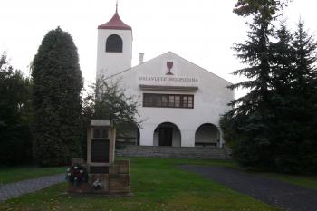 východní průčelí kostela (© Jaroslav Valečka, 10/2011)