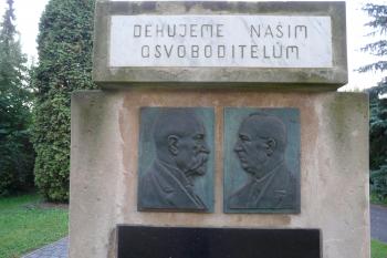 bronzové reliéfy prezidentů T.G.Masaryka a E. Beneše na památníku odboje (© Jaroslav Valečka, 10/2011)