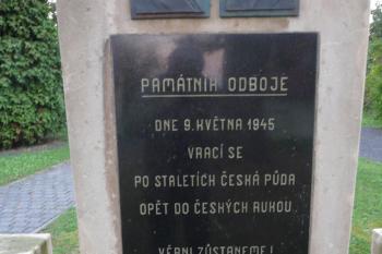 nápisové desky na památníku odboje (© Jaroslav Valečka, 10/2011)