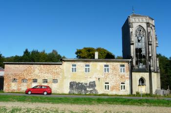 bývalá dílna s novogotickou věží od západu (© Jaroslav Valečka, 10/2011)