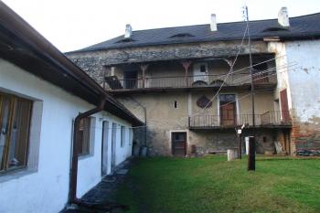 Zadní trakt u tvrze ( © Jiří Čížek 01/2007)