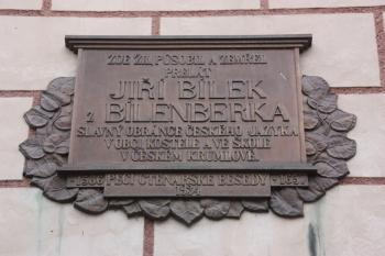 Pamětní deska Jiřímu Bílkovi z Bílenberka na severním průčelí ( © Ivan Grisa 10/2011)