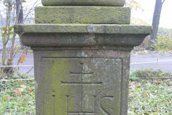 letopočet, monogram IHS a kříž na podstavci sloupu (© Jaroslav Valečka, 11/2011)