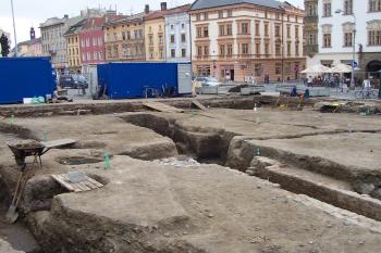 Olomouc - Archeologický průzkum Dolního náměstí - místo kaple sv. Markéty (© Ivo Rozehnal, 10/2011)