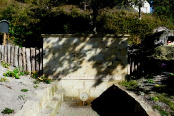 Nově upravený pramen Svatého Kříže (© Jaroslav Valečka, 9/2011)
