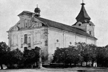 kostel od severozápadu na počátku 20. století ( © Josef Soukup: Soupis památek historických a uměleckých v Království Českém, sv. 18 Politický okres Pelhřimovský, Archaelogická komise při České akademii císaře Františka Josefa pro vědy, slovesnost a umění, Praha 1903)