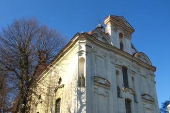 průčelí kostela od severovýchodu ( © Milan Caha 04/2010)