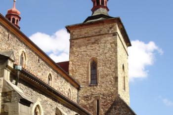 Jižní loď kostela se sakristií a jižní věží ( © iV 14.9.2007)