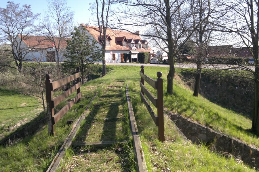 kamenný propustek koněspřežné dráhy České Budějovice - Linec