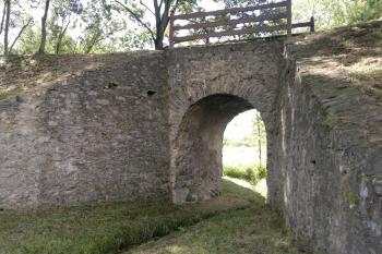Detailní pohled na kamenný propustek z východní strany (© František Šrámek, 07/2012)