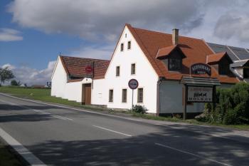 Pohled na Penzion U koňské dráhy bývalé kočárovny koňespřežky (© František Šrámek, 07/2012)
