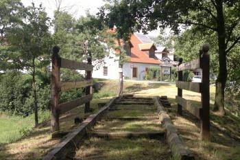 Pohled na již značně chátrající v roce 1977 zrekonstruovaný železniční svršek (© František Šrámek, 07/2012)