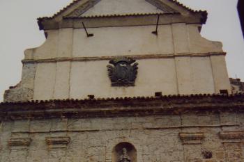 průčelí kostela se vstupním portálem, stav v březnu r. 2003 (© Jaroslav Valečka, 3/2003)