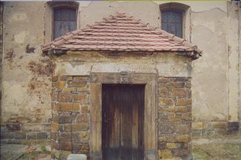 předsíň u jižní stěny lodi, stav v  březnu r. 2003 (© Jaroslav Valečka, 03/2003)