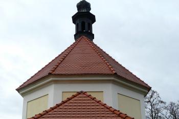 presbytář s přisazenou sakristií (© Jaroslav Valečka, 12/2011)
