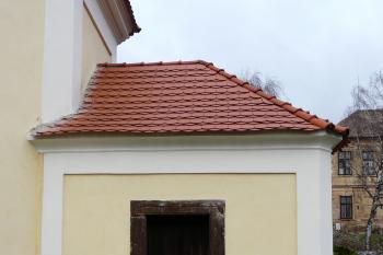  jižní strana sakristie s kamenným portálem (© Jaroslav Valečka, 12/2011)