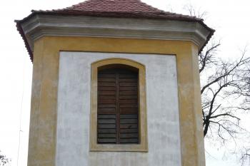 severní strana zvonice s kamenným portálem (© Jaroslav Valečka, 12/2011)