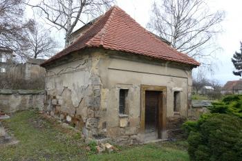 márnice s kamenným portálem (© Jaroslav Valečka, 12/2011)