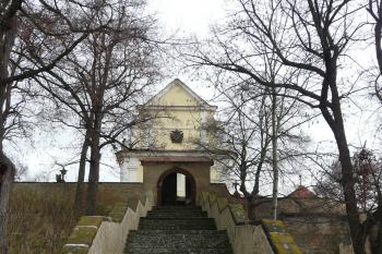 přístupové schodiště, ukončené portálem ve zdi hřbitova (© Jaroslav Valečka, 12/2011)