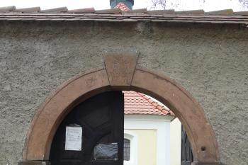 portál ve východní zdi hřbitova (© Jaroslav Valečka, 12/2011)