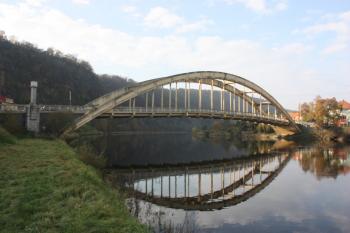 Návodní strana mostu z levého břehu Vltavy ( © Ivan Grisa 10/2011)